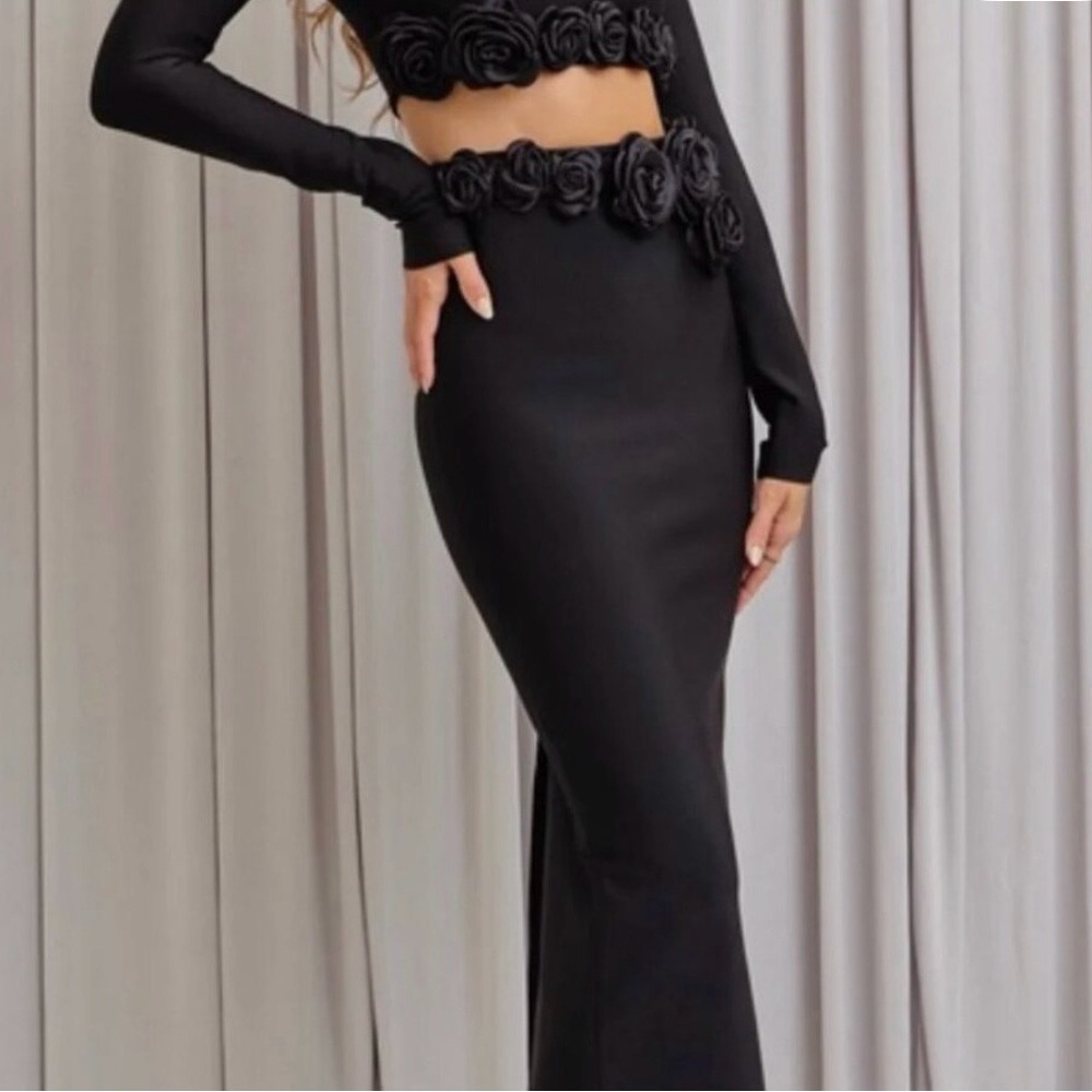 Heiress Black TlRose-Petal skirt Sz S NWT.